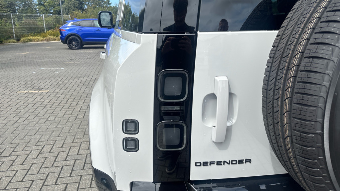 Land Rover Defender 3.0 D350 X-Dynamic HSE 110 5dr Auto Diesel Estate - Image 19